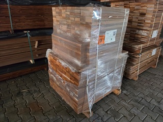 Ca. 432x Ipé Planken Geschaafd Country Grade, 27x90mm, lengte 217/65cm